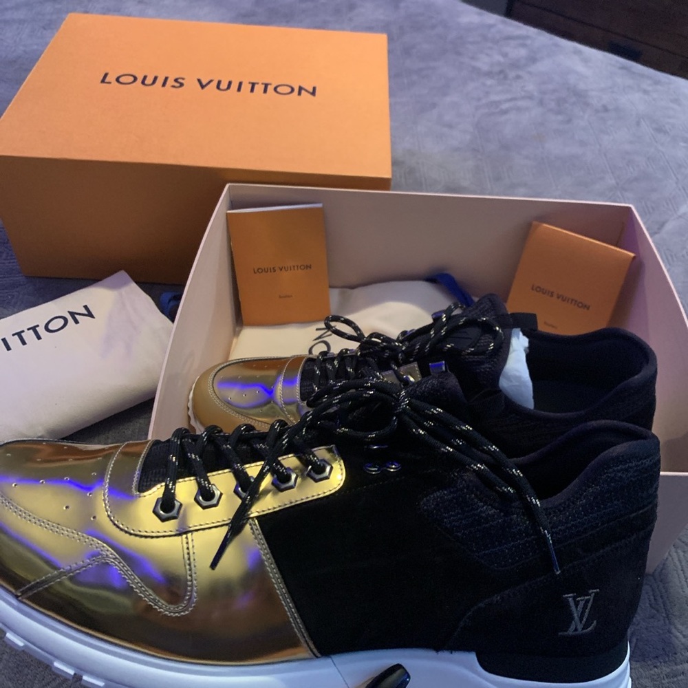 Louis Vuitton sneakers comes w dust bag and box